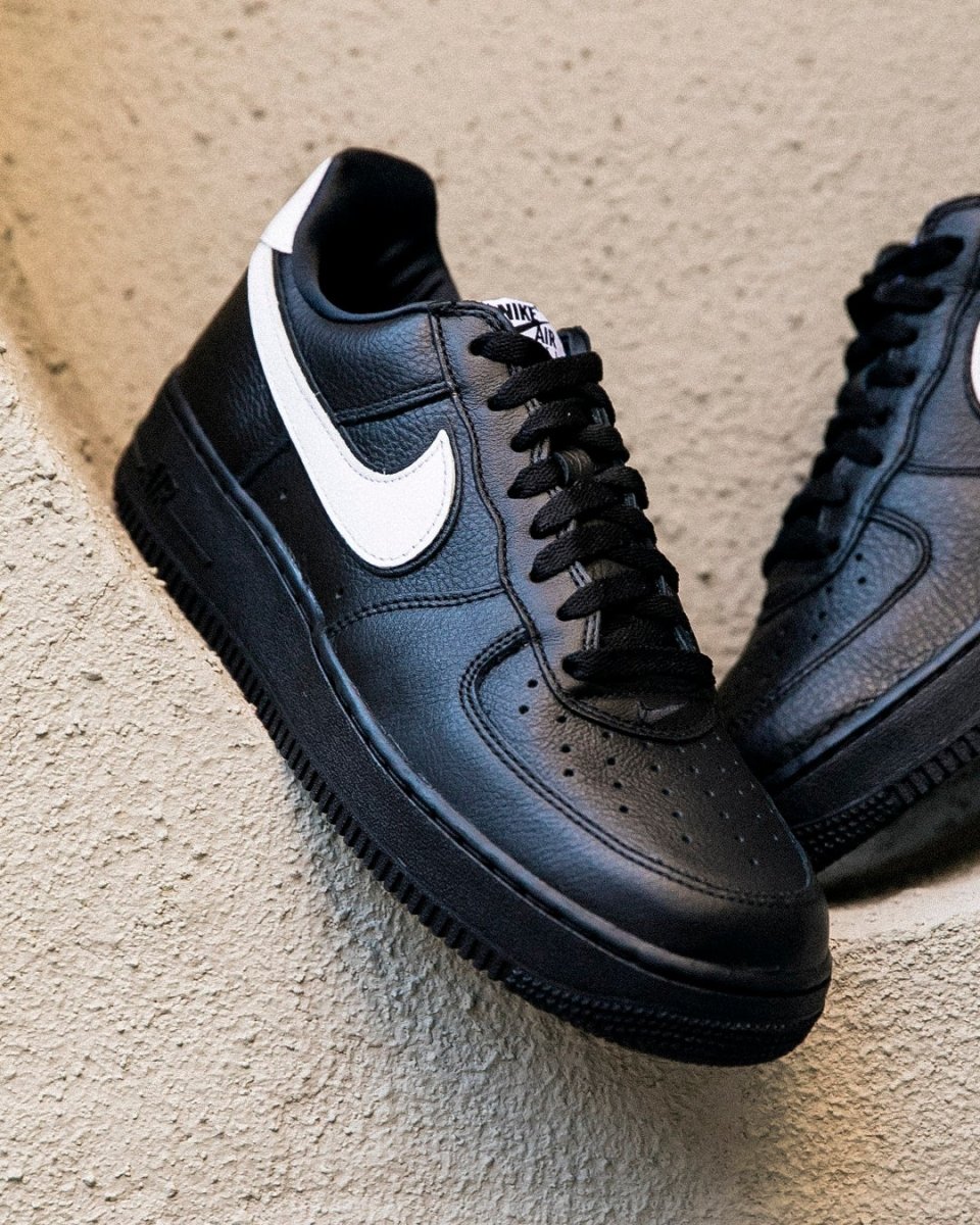 air force 1 black and white